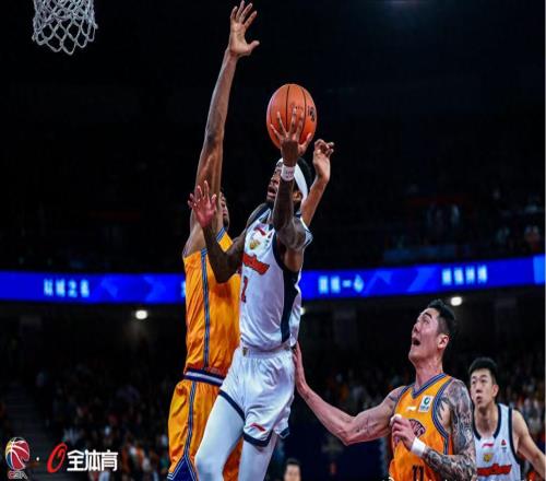 無組織無3分！媒體人怒噴廣東隊1人：這表現(xiàn)當(dāng)半場搬運工都不靠譜