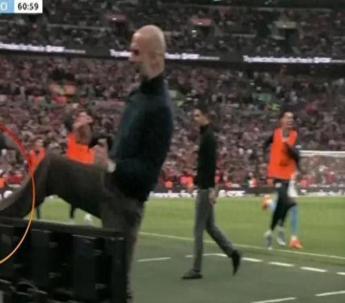 瓜迪奧拉激情慶祝引爆全場：腳踢廣告牌、狂奔領(lǐng)黃牌