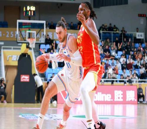 繼續(xù)補(bǔ)強(qiáng)內(nèi)線！山東簽下2米15全能大外援，上賽季曾單場砍28+5