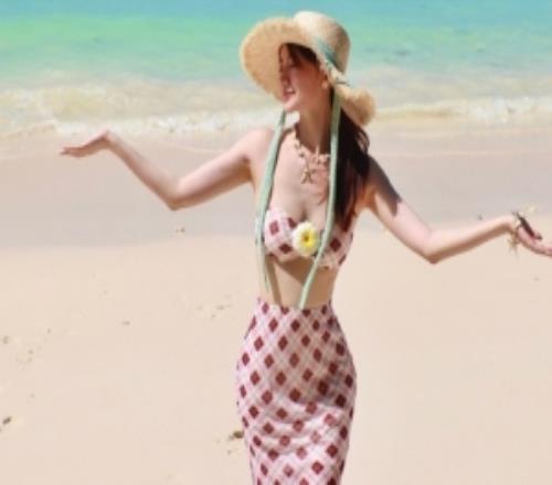 主持人吉尼曬海灘照片：東風吹過玉蘭花