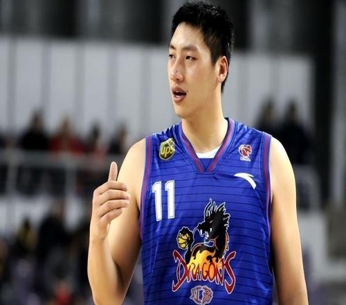 17歲驚艷CBA，3獲常規(guī)賽MVP，娶美女空姐為妻，如今在南京當(dāng)副總