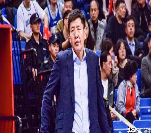 他是籃球教練員，執教過7支球隊，曾因妻子生病辭職，不愁沒工作