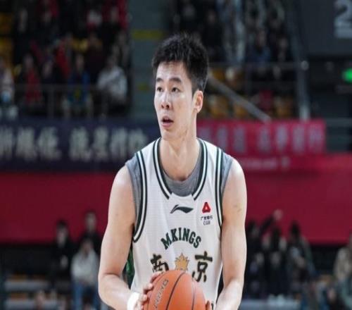 同曦官宣郭昊文傷情：踝關節扭傷預計缺席兩周已穿上保護靴