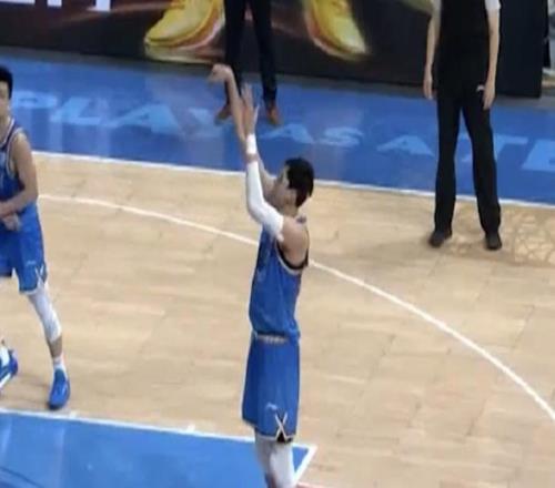 媒體人：周琦的腰傷和眼傷影響了罰球手感，隊友已經給了建議