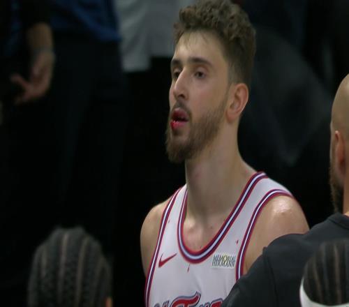 血帽拖進(jìn)加時(shí)傾盡全力,申京22中12&6罰6中貢獻(xiàn)30分6板3助4帽