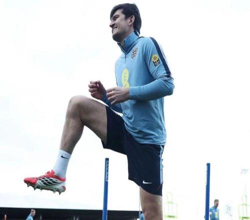 馬奎爾曝續約曼聯最后要求,評價紅牌停賽!重返國家隊讓媽媽落淚