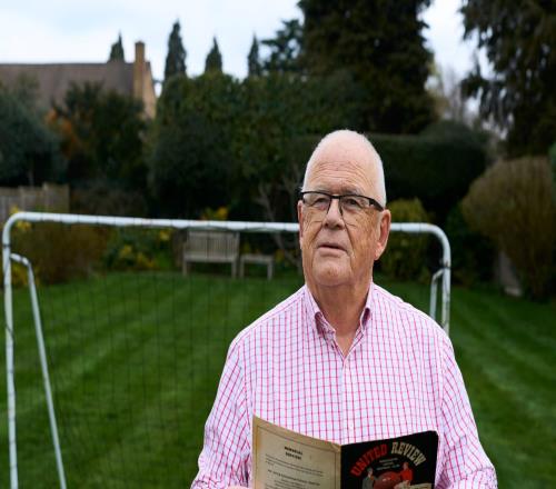 衛(wèi)報:曼聯(lián)76歲球迷被迫為VIP讓位,共1100名球迷需搬離原位