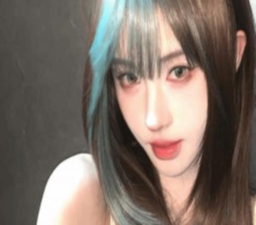 把拉拉掰正吃鸡女同主播出轨大哥被"正宫"直播对质!真实长相曝光