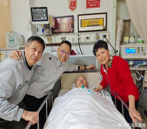 詹俊探望患病利物浦球迷:只要保持健康,好日子就在前面!