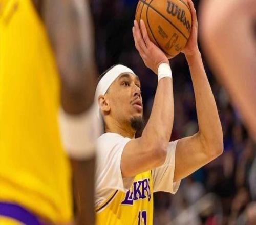 比肩天勾！湖人中鋒海耶斯打瘋了，這數(shù)據(jù)強到賈巴爾都直呼內(nèi)行