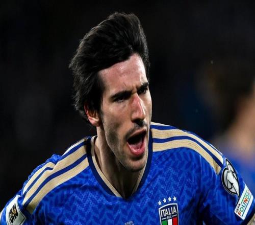 一球一助,托納利意大利國(guó)家隊(duì)生涯首次單場(chǎng)傳射建功