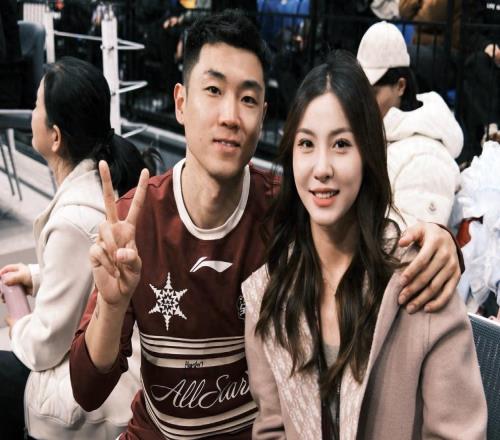 都說你是CBA高鐵，如今打成聯盟第一，手握頂薪，妻子很漂亮