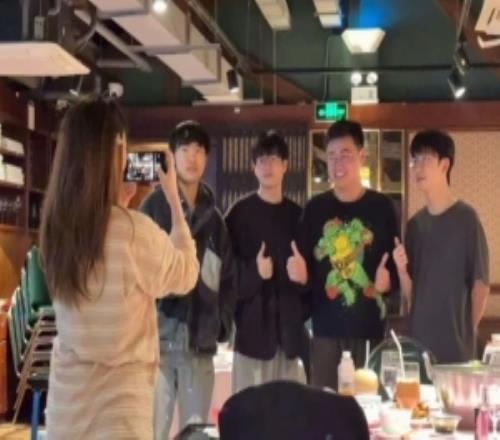 真是好兄弟！網(wǎng)友曬照：餐廳偶遇xun、knight、Elk一起吃飯