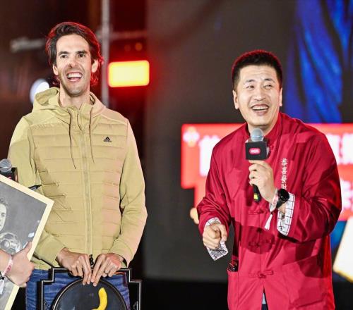 張雪峰是AC米蘭鐵桿球迷，喜歡卡卡，俱樂(lè)部官方發(fā)文悼念