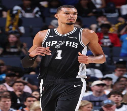 文班亞馬驚天隔扣，馬刺替補(bǔ)席驚呆了：這是外星人！