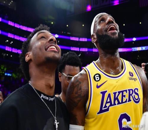 從傷病退役到進入輪換，詹姆斯力挺布朗尼：他可以！