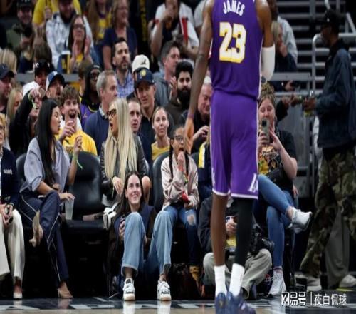 籃壇兩大頂流夢幻同框！克拉克化身攝影師，拍詹姆斯引爆全網