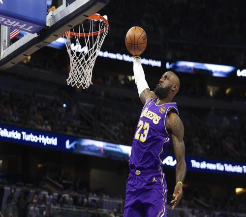 15戰(zhàn)13勝，湖人5殺招沖冠！東契奇43分刷爆紀錄老詹23+9+9更該夸