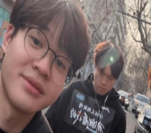 网友偶遇Xun和Bin,Bin身穿LPL时隔1036天夺冠纪念卫衣