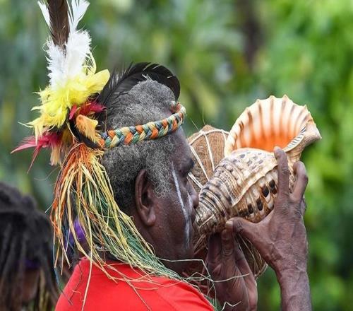 來自家鄉的信物，新喀里多尼亞隊附加賽前攜帶海螺等飾品合照