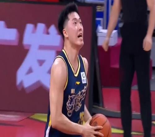 看了張皓嘉上空籃不進后杜鋒的反應，才知道，焦泊喬為什么會離隊