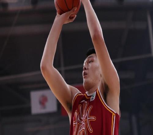 山西男籃官宣劉傳興傷情:脊髓震蕩頭皮血腫仍在急診留院觀察