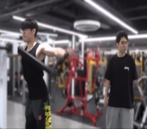 Oner分享健身房動(dòng)態(tài):面不改色的推了5KGUntara在旁邊已看呆