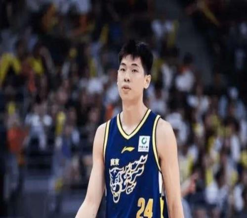 粵京大戰(zhàn)！1米99鋒線17分4籃板，送周琦追身大帽，這一夜他盡力了