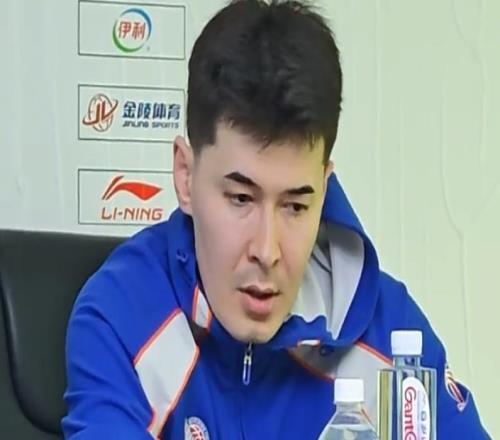 勝同曦發(fā)布會(huì)！格蘭肯定籃板與防守，談小將成長(zhǎng)，阿不都總結(jié)不足