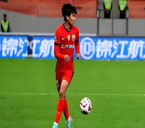 李新翔在U23國足爆發(fā)進(jìn)球，或能促使他重返上港首發(fā)，值得期待