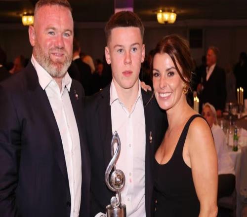 魯尼妻子：孩子們會(huì)為身披愛(ài)爾蘭戰(zhàn)袍自豪，但決定權(quán)在他們