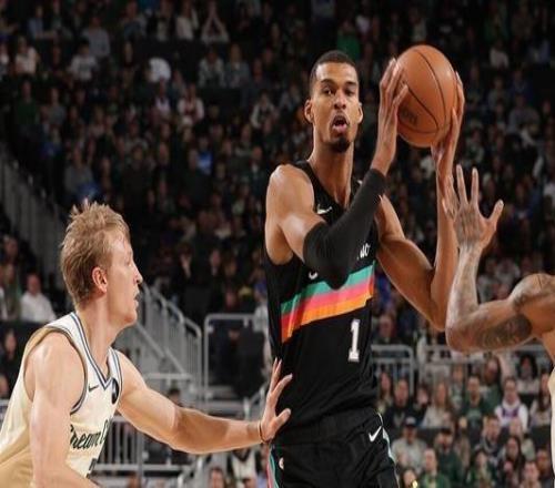 文班亞馬23+15卡斯?fàn)?2分三雙馬刺客場32分大勝雄鹿