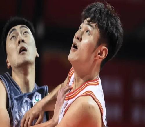 勝吉林發布會！鄭永剛贊4將貢獻+點團隊籃球，王浩然寄語連勝勢頭