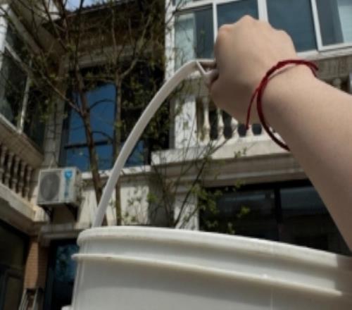 主持人十月分享生活照片：白天曬曬太陽(yáng)晚上喝點(diǎn)小飲料酥服哦