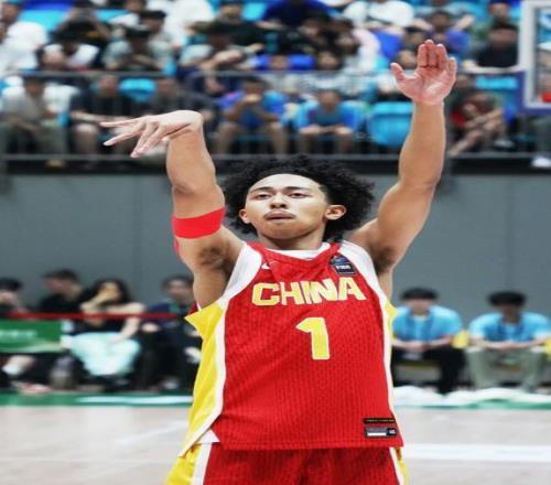 父親是福建人,母親是牙買加人,他落戶上海,或將成為男籃主力