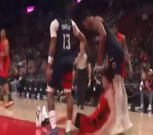 被抱摔反而吃T，楊瀚森領到NBA生涯首個技術犯規，預計罰款2000美元