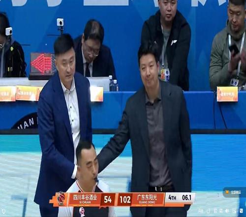 什么關(guān)系5中1卻打最多的38分鐘，粵蜜：當(dāng)核心啦看你打球難受