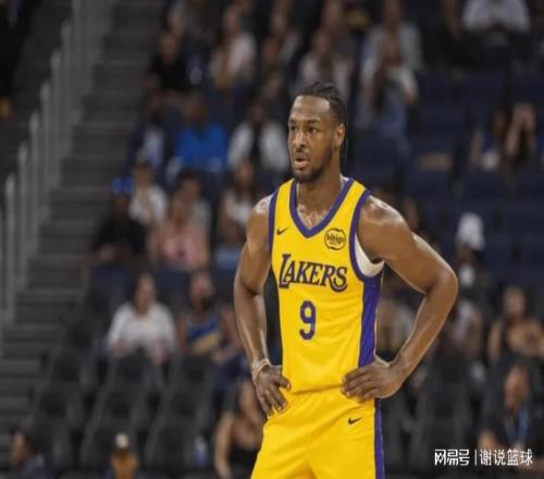 湖人小號鎖定榜首，布朗尼全能獲詹姆斯認可，雙向中鋒砍36分16板