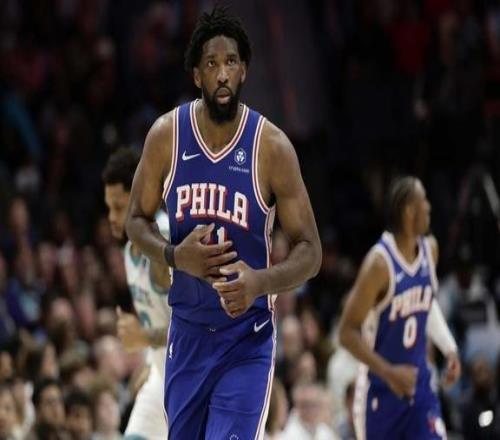 恩比德開啟“拒絕模式”！關鍵蓋帽扇飛榜眼三分，76人險勝黃蜂