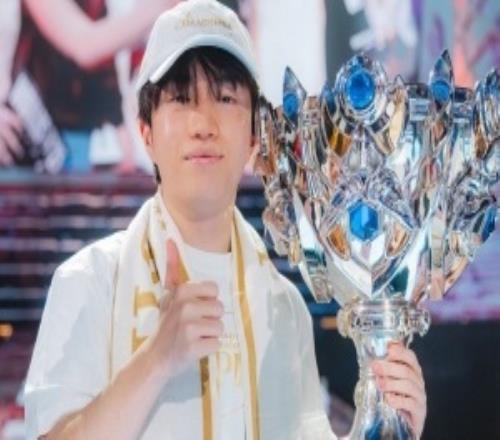 外媒：Keria選擇薩勒芬妮作為2025年全球總決賽的冠軍英雄人選