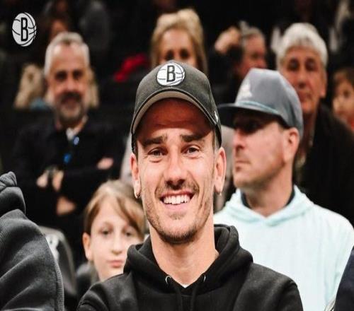 格列茲曼現(xiàn)場(chǎng)觀戰(zhàn)籃網(wǎng)比賽，籃網(wǎng)官方：很高興你能來