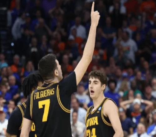 絕殺衛(wèi)冕冠軍后，他單手指天把勝利送給去世的父親