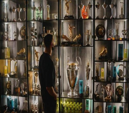 榮譽博物館！薩拉赫曬與獎杯柜合照，9年紅軍生涯9冠4金靴