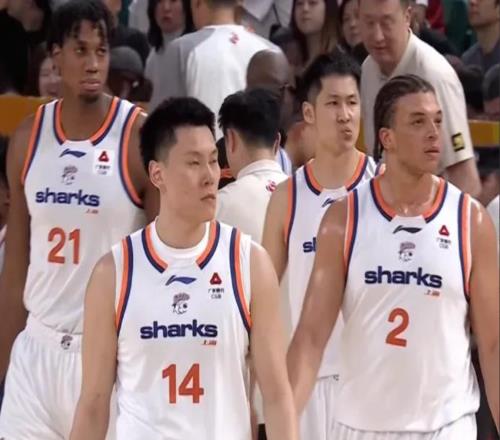 CBA一夜4場慘敗!2大爭冠球隊(duì)復(fù)蘇,山西末節(jié)崩盤,上海13連勝