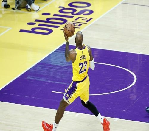 紀錄收割機,詹姆斯砍21+10+12刷新自己的最年長三雙紀錄