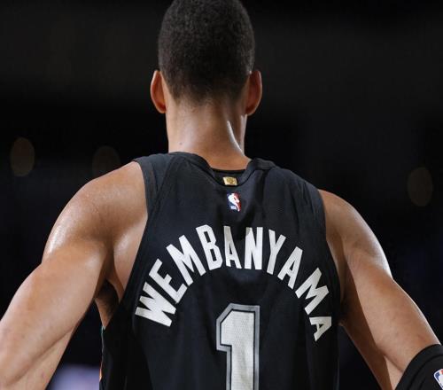 文班你太狠了，僅用8分鐘，就達成80年NBA獨一無二紀錄，沖擊MVP