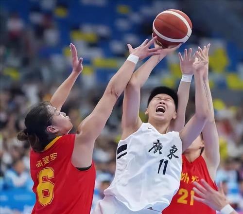 原來她就是江蘇女籃教練，年輕美貌實力并存，擊敗衛冕冠軍廣東隊