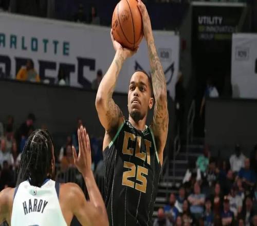 場上連續輸球,場外失意連連,場均14+7的鋒線,卻成了最大失意者