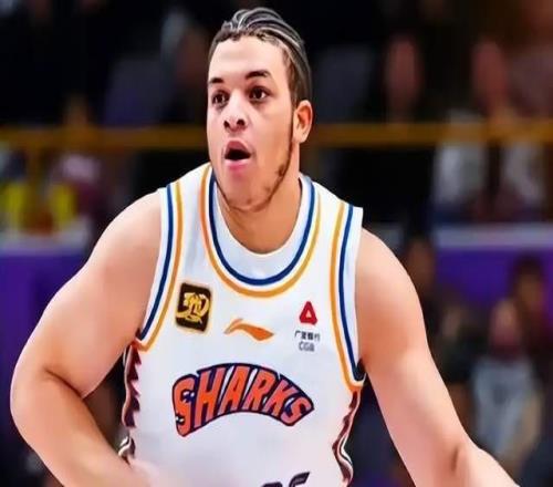 領頭羊出事！CBA巨星和主帥互罵，原因找到，盧偉表態，滬媒開脫