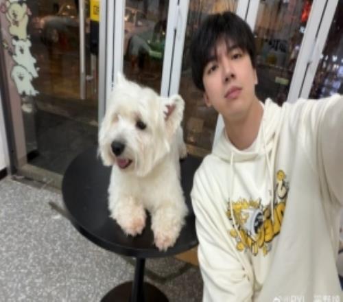 解說PYL分享生活照片:洗狗等一年